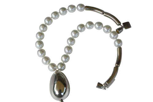 Halskette mit weißen Perlen und  versilberter Olive