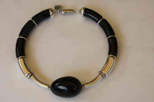 Halskette mit schwarz glänzenden und versilberten Bögen und Olive