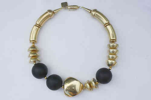 Halskette mit goldenen Bögen, Triangel,Halbkugeln und schwarzen Kugeln