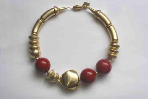 Halskette mit goldenen Bögen, Triangel,Halbkugeln und rot marmorierten Kugeln
