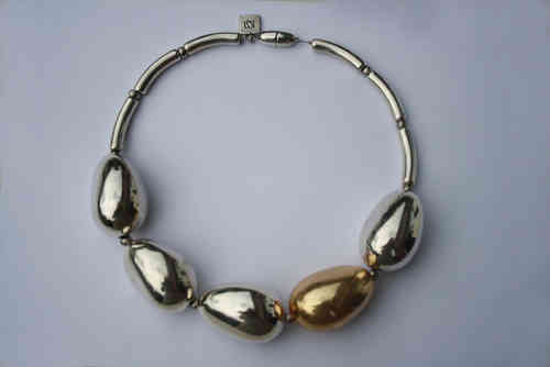 Halskette mit silbernen Oliven und  goldener Olive