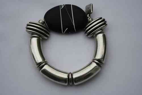 Armband mit silbernen Bögen, Dämpfern und schwarzweiss liniertem Oval