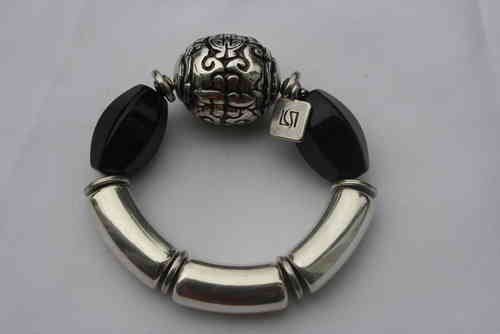 Armband mit silbernen Bögen, Ornamentkugel und schwarzer  Facettolive