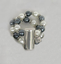 Armband mit silberner Platte und weißen, dunkelgrauen Perlen