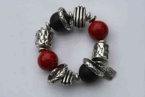 bracelett silver damper , little tree-trunk , rings and red, black pearls