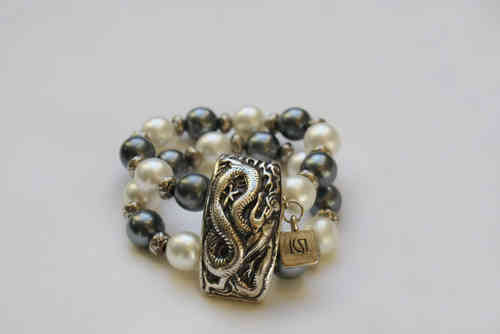 Armband mit silberner Drachenplatte, weißen und dunkelgrauen Perlen
